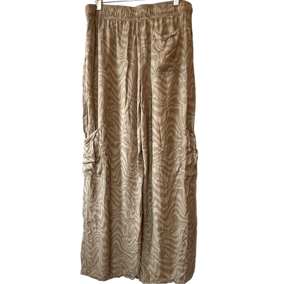 Urban Outfitters Cargo Pants Wide Leg in Swirl Tan Print size Large - Picture 1 of 6